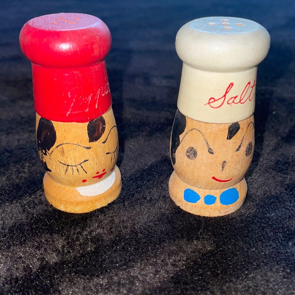 Adorable wooden salt n pepper shakers Made in Japan